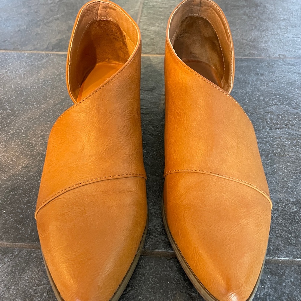 Cynthia Rowley size 8.5 brown slip shoes. Lightly worn.